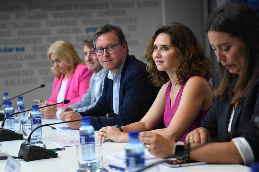 El secretario general del PP de Madrid, Alfonso Serrano (3d), y la presidenta de la Comunidad de Madrid y presidenta del PP de Madrid, Isabel Díaz Ayuso (2d), presiden el Comité Ejecutivo Autonómico del Partido Popular de Madrid, en la sede del PP, a 25