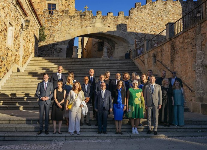 Foto de familia de los ministros de Cultura de la Unión Europea que se reúnen en Cáceres con motivo de la Presidencia española del Consejo Europeo