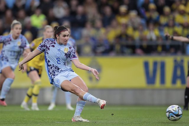 Mariona Caldentey en el momento de lanzar el penalti en el Suecia-España de la Liga de Naciones 23-24