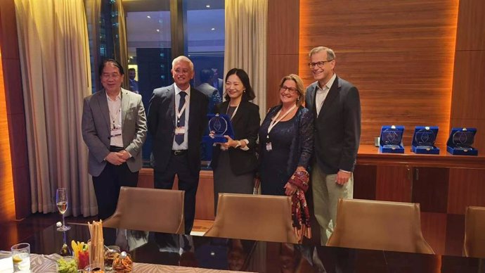 Eve Wang (middle) receiving the Golden Leaf Award for Innovation for VAPORESSO COSS