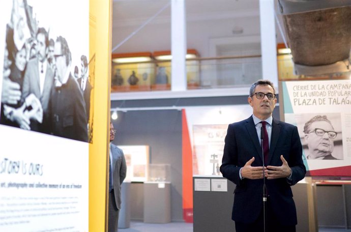 El ministro de la Presidencia, Félix Bolaños, visita la exposición 'La historia es nuestra: Salvador Allende y la Unidad Popular a través de la loza de Talagante', en el Museo Nacional de Antropología,