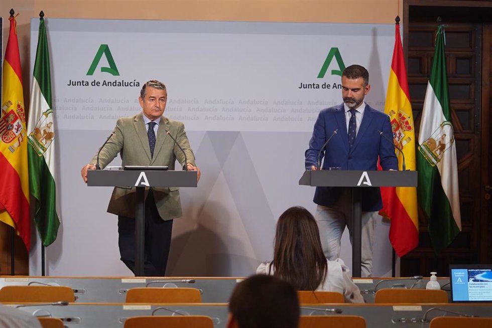 Archivo - El consejero de Sostenibilidad, Medio Ambiente y Economía Azul y portavoz del Gobierno, Ramón Fernández Pacheco (d) y el consejero de Presidencia, Interior, Diálogo Social y Simplificación Administrativa, Antonio Sanz(i), en la rueda de prensa