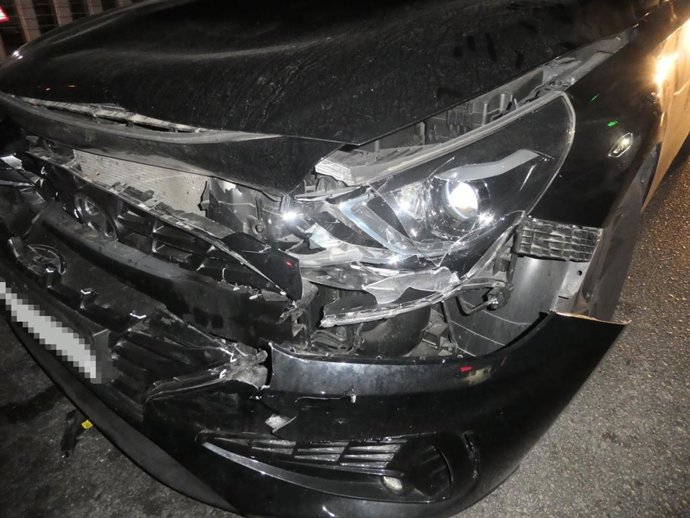 Archivo - Parte frontal un coche accidentado. Foto recurso. 