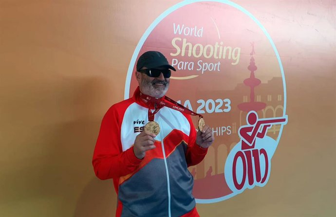 El tirador español Ager Solabarrieta posa con sus dos medallas de oro en el Mundial de Tiro Paralímpico de 2023