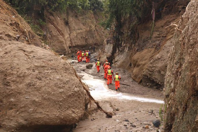 Miembros de un equipo de rescate en Guatemala