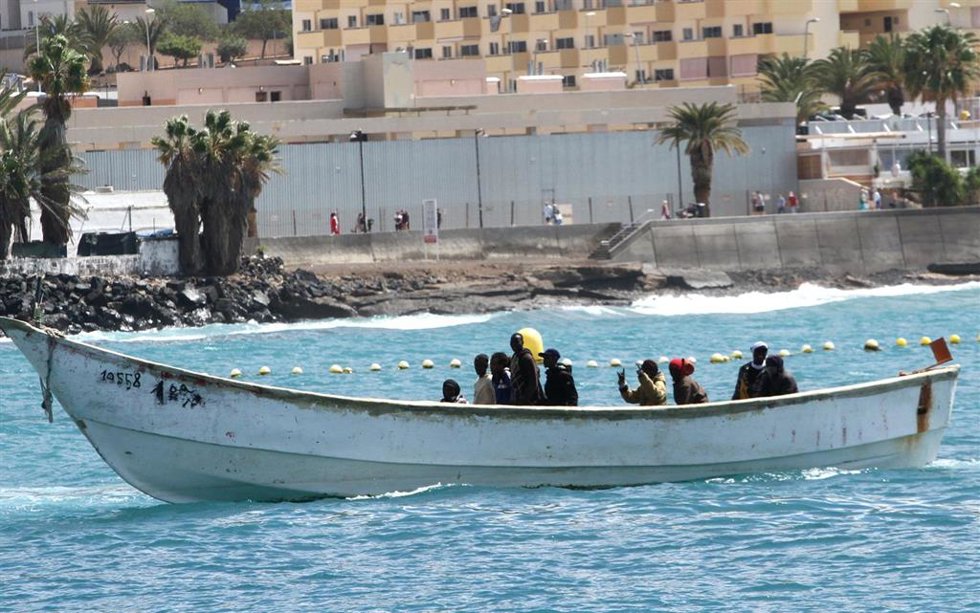 Archivo - Imagen de archivo de una patera procedente de Mauritania en su llegada a Tenerife (España)