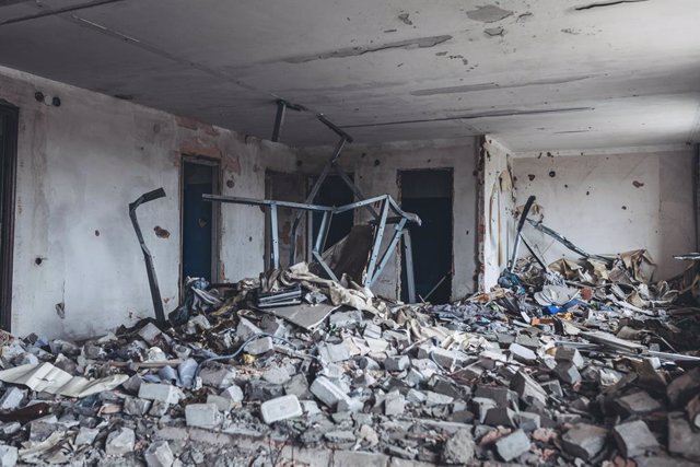 Archivo - February 22, 2021, Avdivka, Oblast Donetsk, Ukraine: Interior of a building destroyed by bombs in Avdivka..Since 2014, a war has been going on in eastern Ukraine in Donetsk and Lugansk oblasts. This territory is in dispute between Ukrainian forc