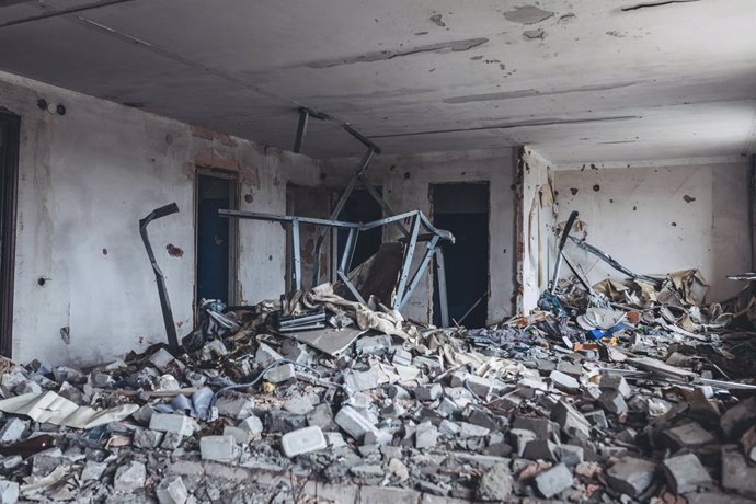 Archivo - February 22, 2021, Avdivka, Oblast Donetsk, Ukraine: Interior of a building destroyed by bombs in Avdivka..Since 2014, a war has been going on in eastern Ukraine in Donetsk and Lugansk oblasts. This territory is in dispute between Ukrainian fo