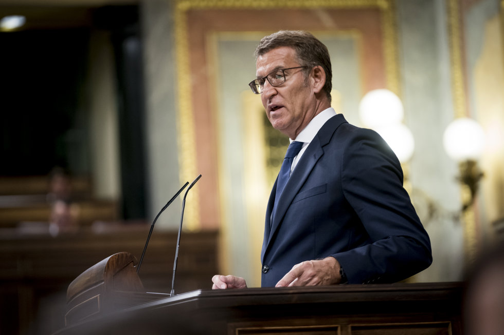El líder del PP y candidato a la Presidencia del Gobierno, Alberto Núñez Feijóo, interviene durante la primera sesión del debate de investidura del líder del PP, en el Congreso de los Diputados.