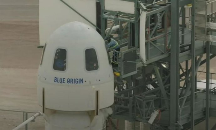 Archivo - Personal de Blue Origin haciendo pruebas como las de los astronautas antes del vuelo