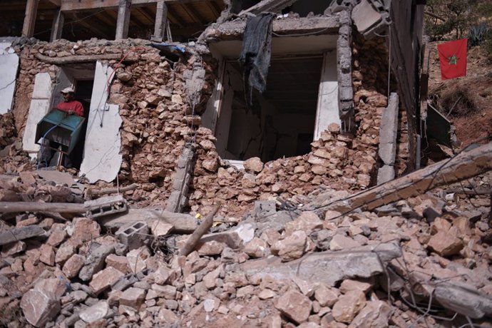 Un hombre busca entre los escombros de la aldea desaparecida, a 14 de septiembre de 2023, en Imi NTala, región de Marrakech-Safi (Marruecos). En esta aldea, que ya no existe tras el seísmo, había 67 viviendas donde residían 378 habitantes de los que un