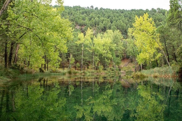 La presa de Arroyo Frío en el comienzo del otoño 2023, en la Sierra del Segura, a 22 de septiembre de 2023, en Cotillas, Albacete, Castilla-La Mancha (España). El otoño de 2023 en el hemisferio norte comienza el sábado 23 de septiembre, según cálculos d