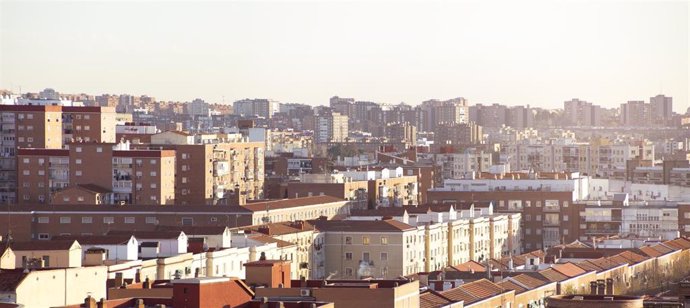 Archivo - Vista panorámica de viviendas en Madrid