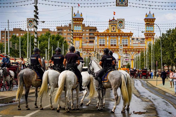Archivo - Policías a caballo en el real de la Feria de Abril 