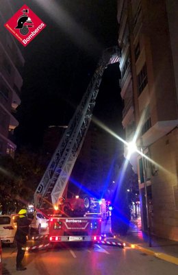 Imagen de efectivos del Consorcio Provincial de Bomberos de Alicante con un camión y una autoescalera en Villena.