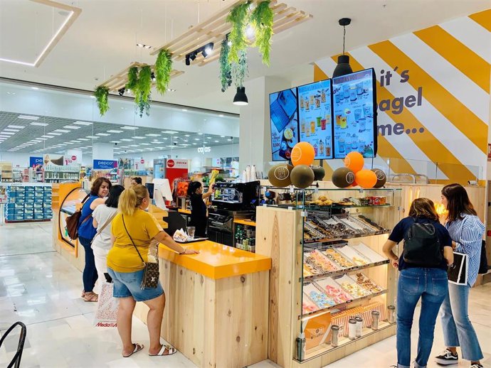 Imagen del establecimiento de la marca Loops&Coffee en el centro comercial Los Arcos (Sevilla).