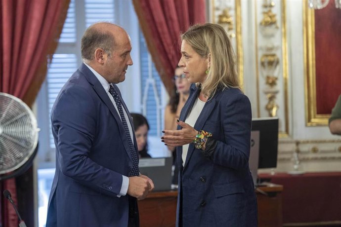 Juancho Ortiz, portavoz del PP en la Diputación, con la presidenta Almudena Martínez.