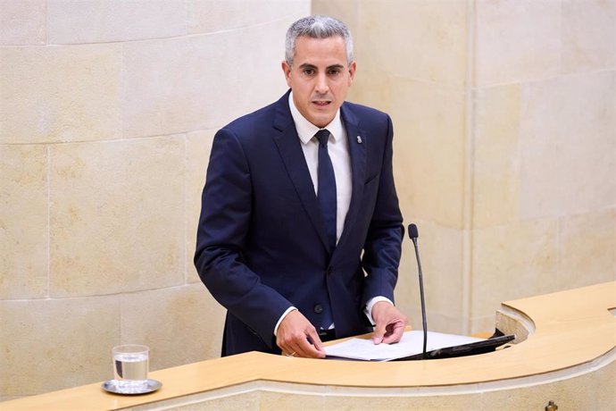 El líder de los socialistas cántabros, Pablo Zuloaga, en una intervención en el Parlamento.