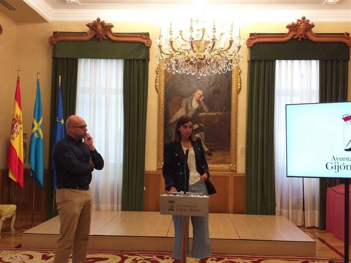 María Mitre y Jesús Martínez Salvador, concejales de Hacienda y de Urbanismo de Gijón.