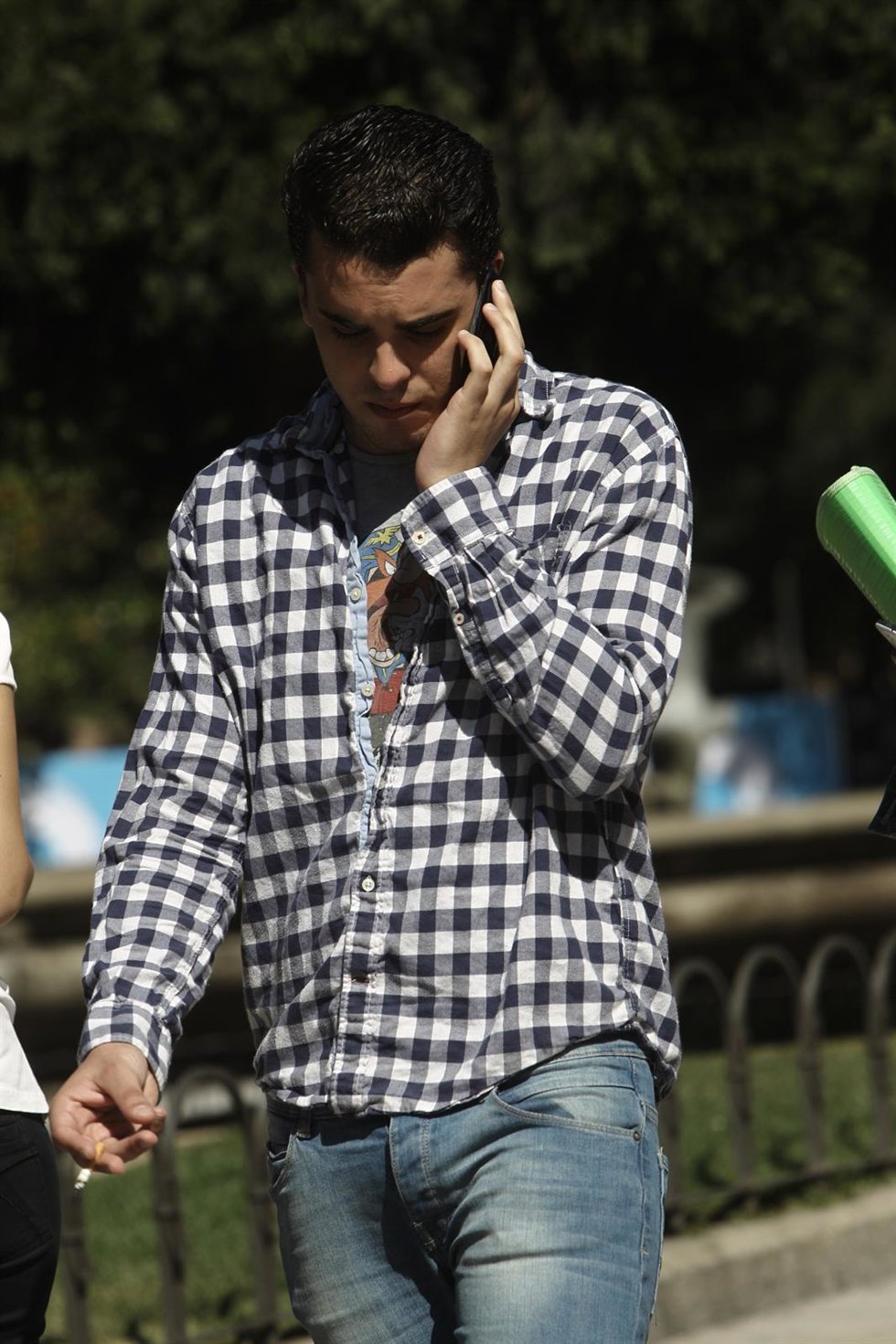 Archivo - Un joven hablando por el móvil