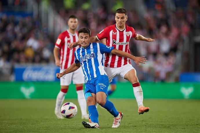 Ruiz de Galarreta en una acción en el partido entre Deportivo Alavés y Athletic Club.