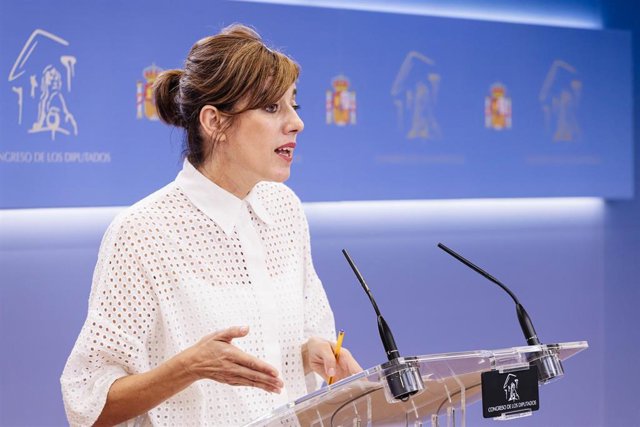La portavoz parlamentaria de Sumar, Marta Lois, durante una rueda de prensa posterior a la reunión de la Junta de Portavoces, en el Congreso de los Diputados, a 14 de septiembre de 2023, en Madrid (España).