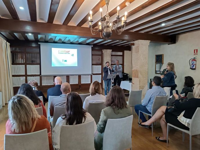 Alberto Alonso, director general de la Feria de Valladolid, y Víctor López de la Parte, diputado de Turismo de Zamora, presentan la jornada Intur Negocios.