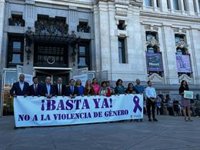 Cibeles guarda un minuto de silencio por el último asesinato por violencia de género en Villaverde