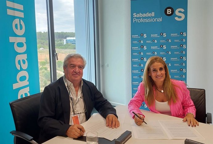 Manuel Galán (DEH Online) y Charo Fernández (Banco Sabadell) ratifican el acuerdo alcanzado para digitalizar el cambio de presidente en comunidades de propietarios