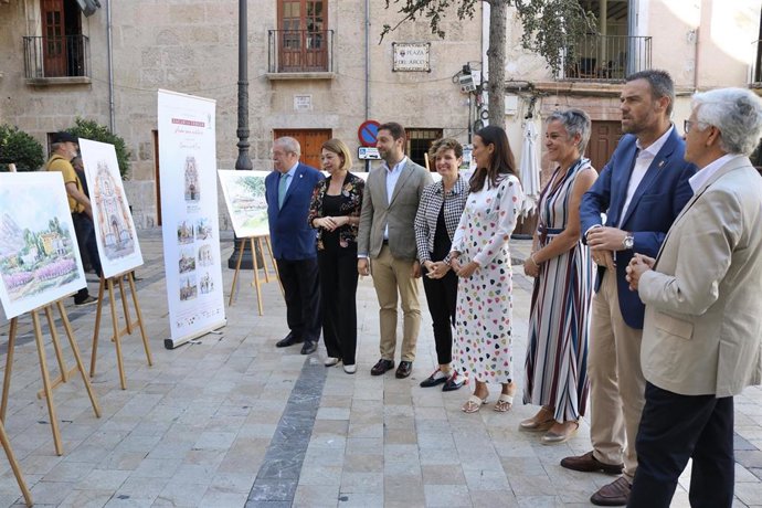 La consejera de Turismo, Cultura, Juventud y Deportes, Carmen Conesa (4d) y autoridades en la presentación de la exposición itinerante sobre el Camino de la Cruz.