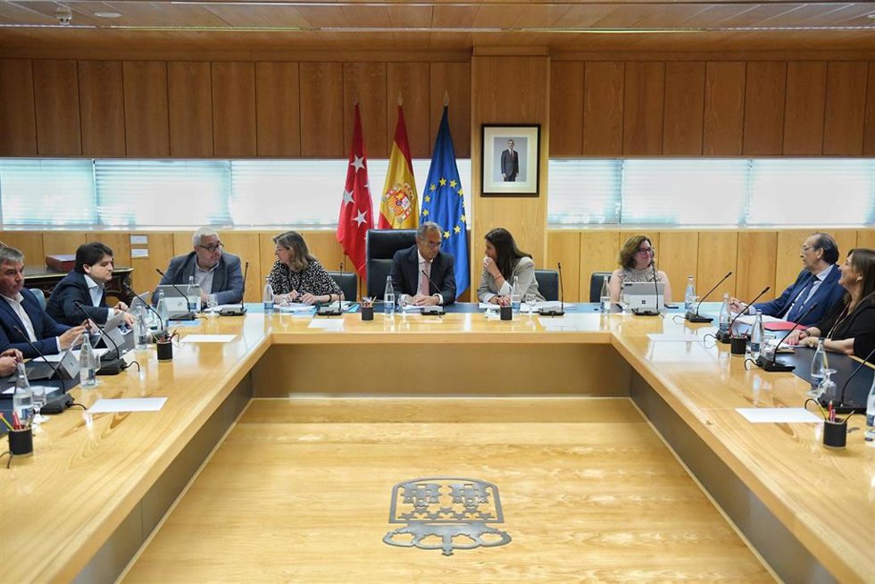 Archivo - El presidente de la Asamblea de Madrid, Enrique Ossorio (c), durante la Junta de Portavoces de la Asamblea de Madrid