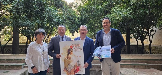 El alcalde de El Cuervo y el delegado del Gobierno andaluz en Sevilla, en la presentación del cartel de la Feria de El Cuervo.
