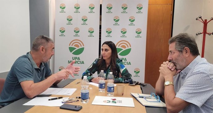 La consejera de Agua, Agricultura, Ganadería y Pesca, Sara Rubira, reunida con representantes de la Unión de Pequeños Agricultores y Ganaderos (UPA)
