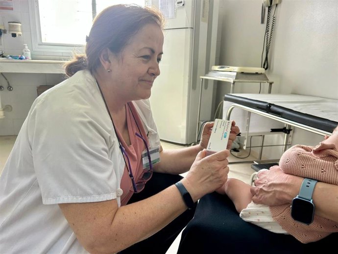 Una enfermera pediátrica atiende a un paciente para inminuizarle frente al VRS en un centro de salud.