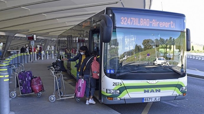 Archivo - Una unidad de Bizkaibus 