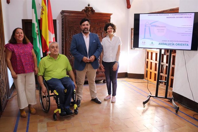 Presentación del servicio de orientación laboral y acompañamiento para personas con discapacidad en Lora del Río, en Sevilla.