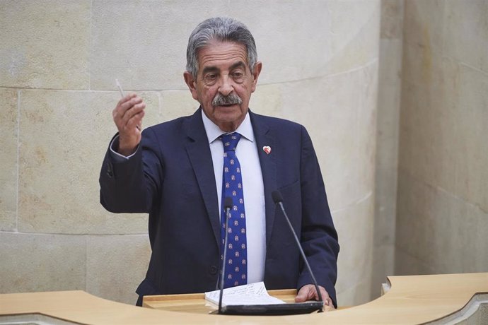 Archivo - El líder del PRC, Miguel Ángel Revilla, interviene durante el pleno de investidura de la nueva presidenta del Gobierno de Cantabria, en el Parlamento de Cantabria