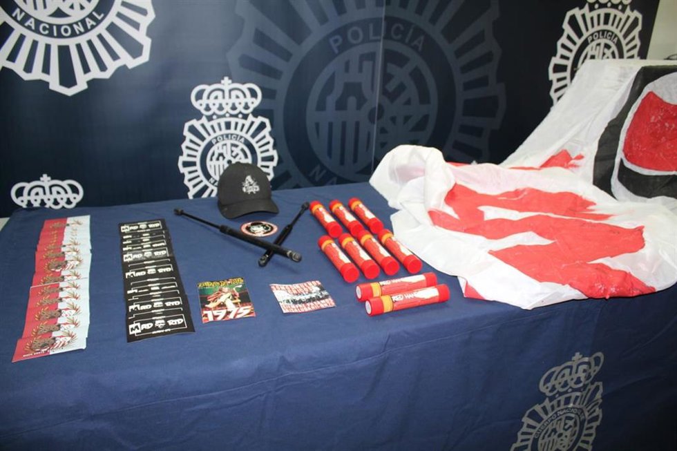 Material intervenido a grupos ultras en partidos del Sevilla y Betis por la Policía Nacional.