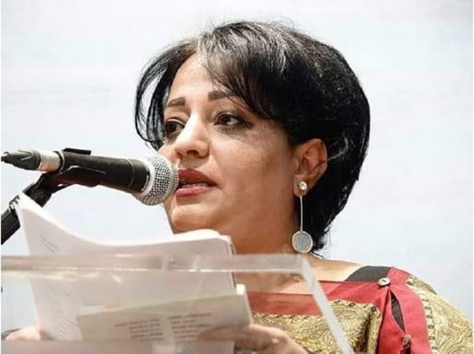 Imagen de la poeta Maison Shukair en una conferencia.