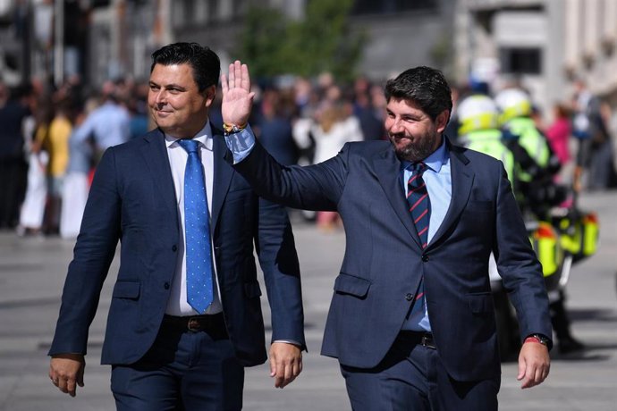 El presidente en funciones de la Región de Murcia y presidente del PP murciano, Fernando López Miras (d), saluda a su llegada a la primera sesión del debate de investidura del líder del PP, en el Congreso de los Diputados, a 26 de septiembre de 2023, en