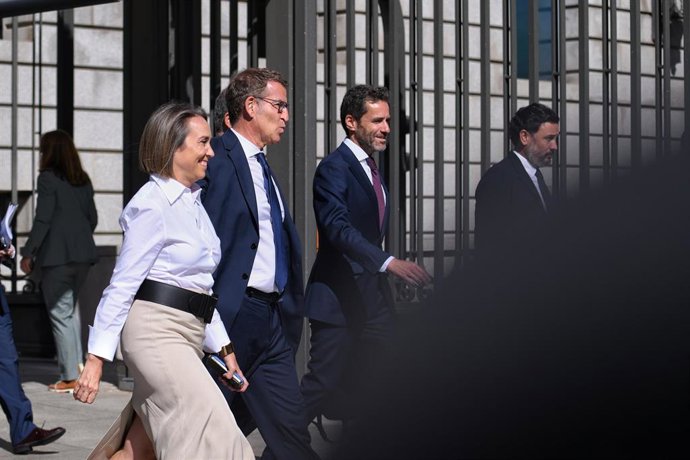La secretaria General del Partido Popular, Cuca Gamarra (1i); el líder del PP y candidato a la Presidencia del Gobierno, Alberto Núñez Feijóo (c), y el portavoz del PP y vicesecretario de Cultura y Sociedad Abierta, Borja Sémper (2d), a su llegada a la 