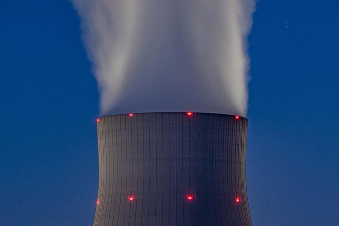 Archivo - 05 April 2023, Bavaria, Essenbach: Water vapor rises from the cooling chamber of the Isar 2 nuclear power plant. According to the Atomic Energy Act, the final shutdown of the power plant is to take place on April 15. Photo: Armin Weigel/dpa