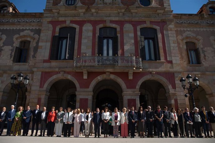 El Parlament guarda un minuto de silencio por las tres últimas víctimas de feminicidio en Catalunya