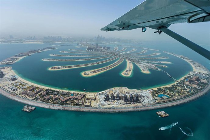 Archivo - Dubai Palm artificial Island. View from hydroplane.