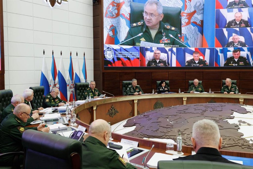 El jefe de la flota rusa en el mar Negro, Viktor Sokolov, asiste por videoconferencia a una reunión del Ministerio de Defensa