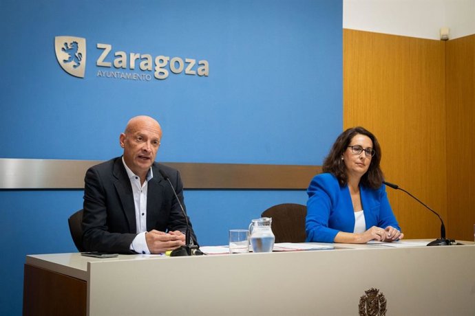 El consejero municipal de Economía, Transformación Digital y Transparencia del Ayuntamiento de Zaragoza, Carlos Gimeno; junto a la concejal del grupo municipal de VOX, Eva Torres