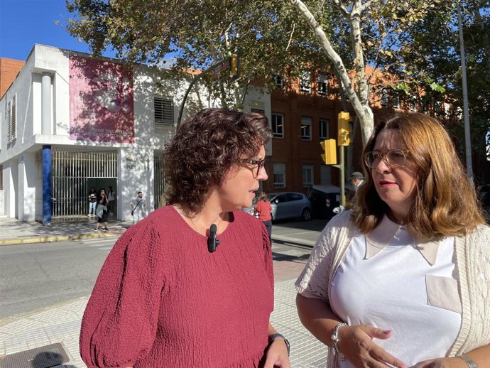 La secretaria de Ciudadanía y Derechos Sociales del PSOE-A y parlamentaria por Huelva, Susana Rivas (izquierda), junto a la secretaria de organización, Rosa Tirador, frente al IES Pablo Neruda de la capital.