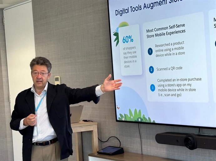 El vicepresidente de Commerce Cloud de Salesforce Iberia, Enrique Mazón, durante la presentación de la 5 edición del 'Connected Shoppers Report