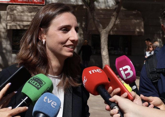 Archivo - La regidora de Unidas Podemos de Palma, Lucía Muñoz, en declaraciones a la prensa.