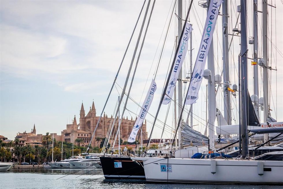 Los superyachts aguardan en STP Palma para el inicio del récord en la Ibiza JoySail.